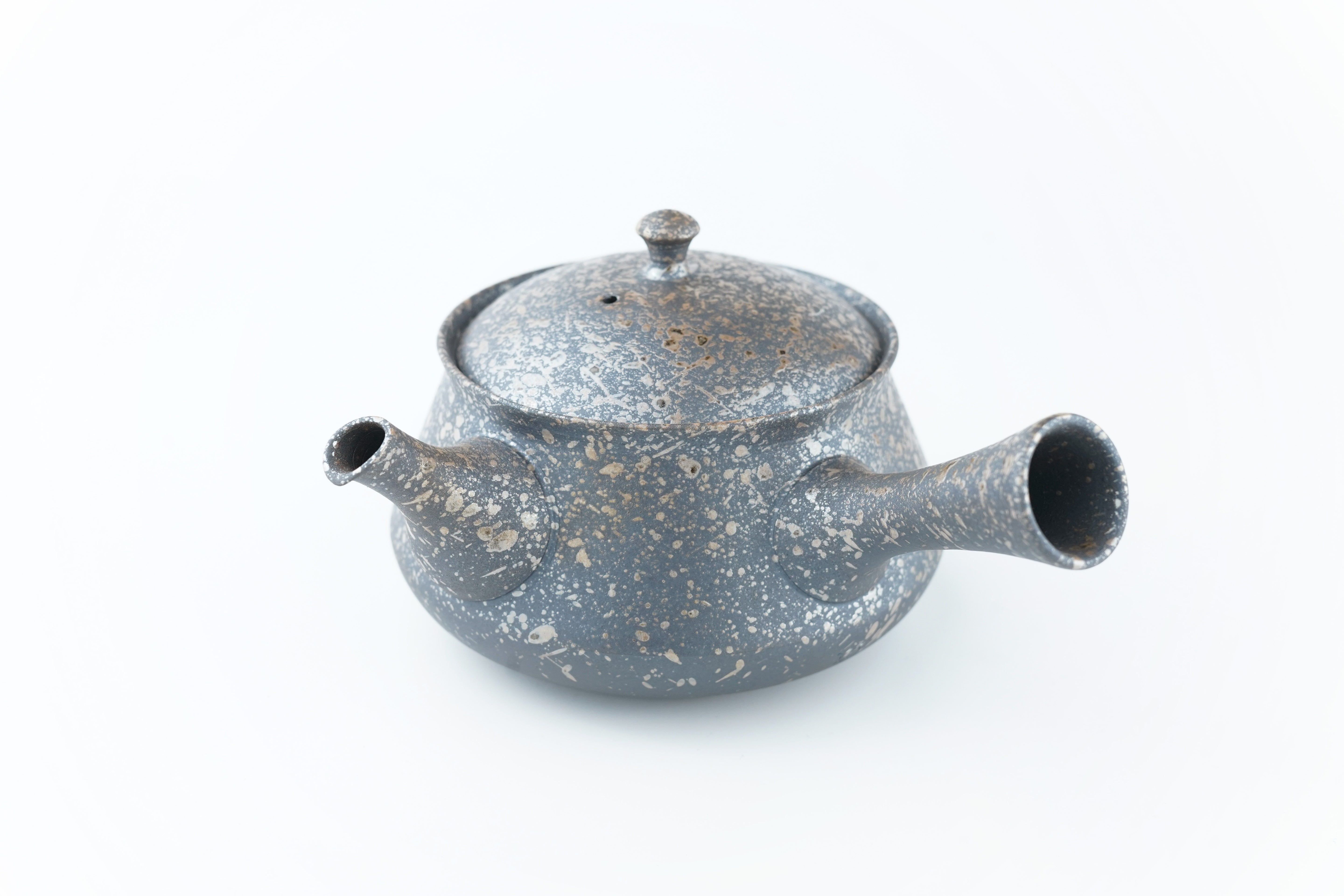 "藤田徳太作、常滑焼『灰釉丸胴急須』の全体フォルム。丸みを帯びた美しい曲線と芸術的な表面仕上げがわかる正面画像。 / Overall form of the Tokoname 'Ash Glaze Round Body Kyusu' by Tokuta Fujita. Front view showing its beautiful round curves and artistic surface finish.