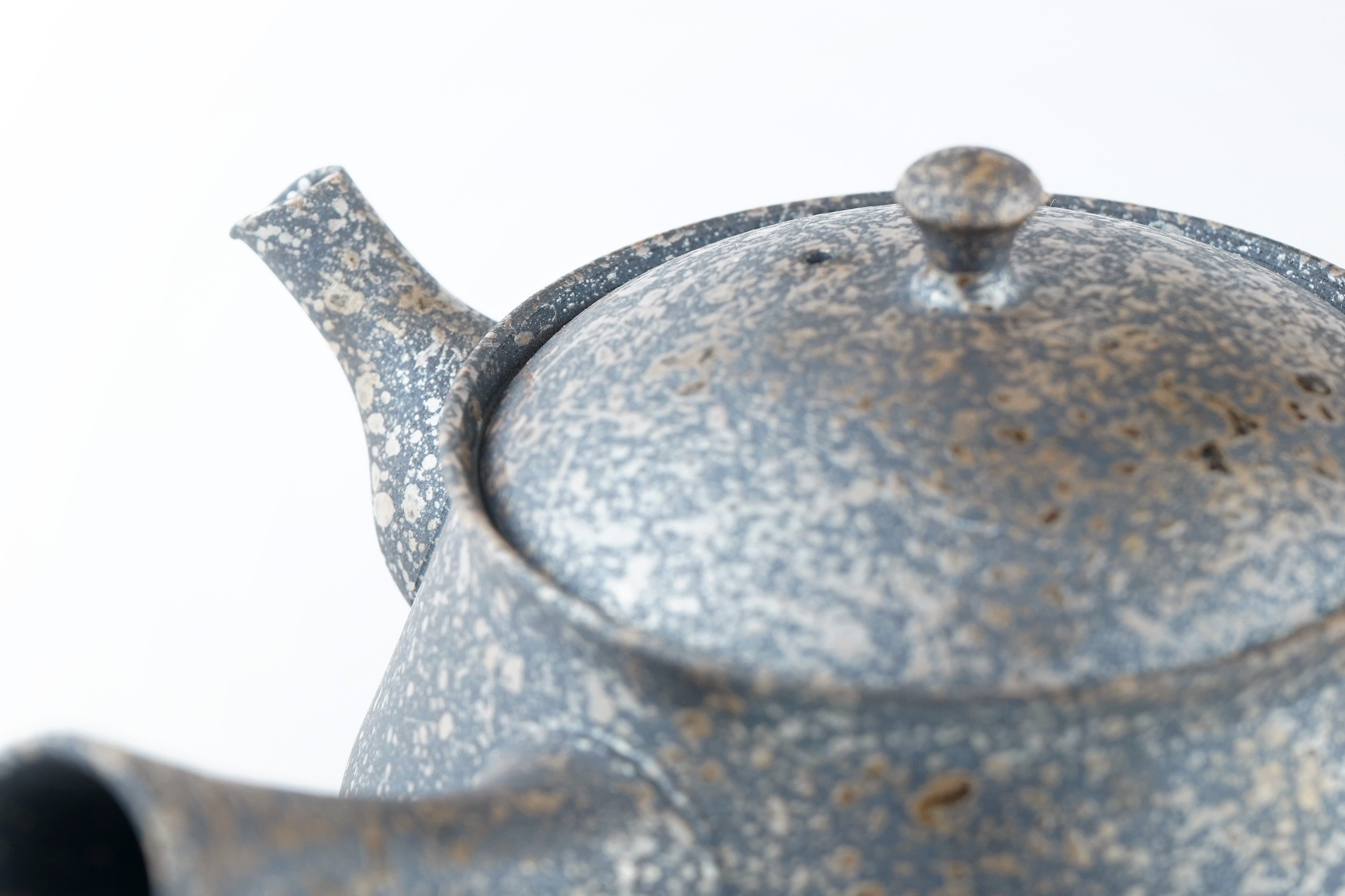 『灰釉丸胴急須』の蓋と注ぎ口の質感のアップ。藤田徳太の灰釉特有の、金属のように鈍く光る風合い。 / Detailed texture of the lid and spout. The metallic-like finish characteristic of Tokuta Fujita's ash glaze work.