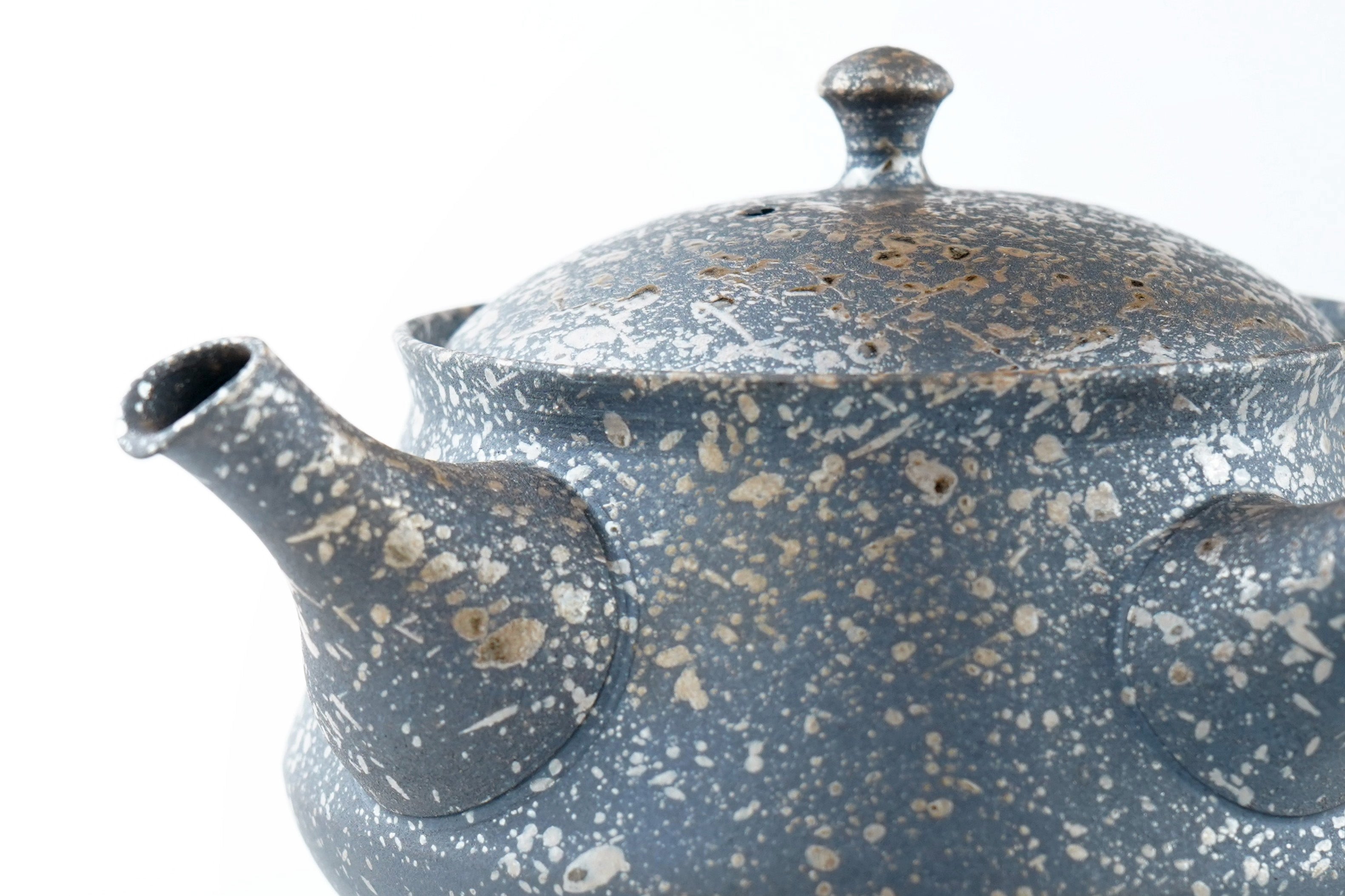 "藤田徳太作『灰釉丸胴急須』の注ぎ口部分。一点ごとに異なる灰釉の美しいテクスチャーが確認できるアングル。 / Focus on the spout of Tokuta Fujita's Ash Glaze teapot, showing the beautiful, one-of-a-kind surface texture.