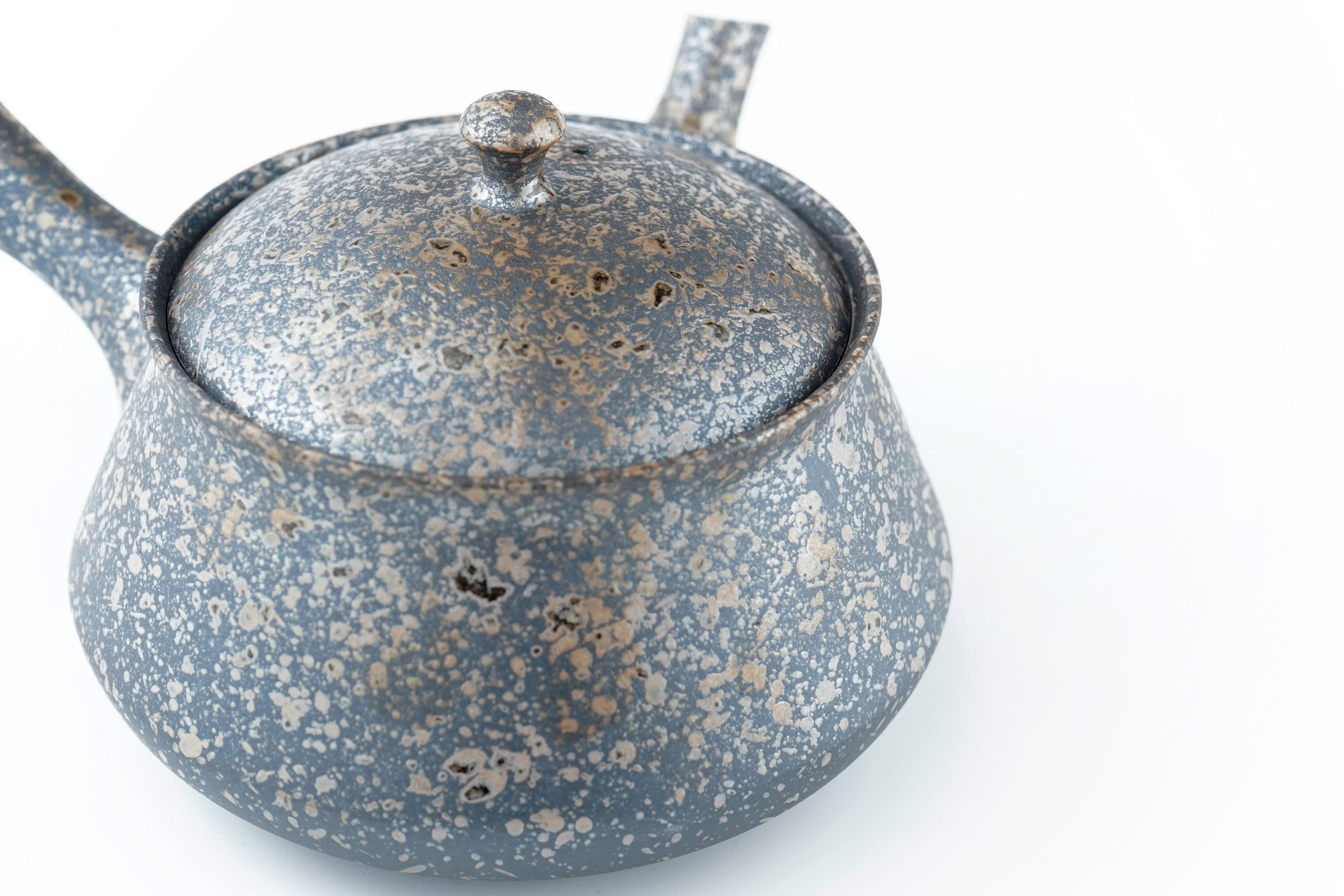 藤田徳太作『灰釉丸胴急須』の蓋周りのクローズアップ。灰釉が生み出す銀色や茶色の複雑な模様のディテール。 / Close-up of the lid on Tokuta Fujita's Ash Glaze teapot, highlighting the intricate silver and brown mottled surface details.