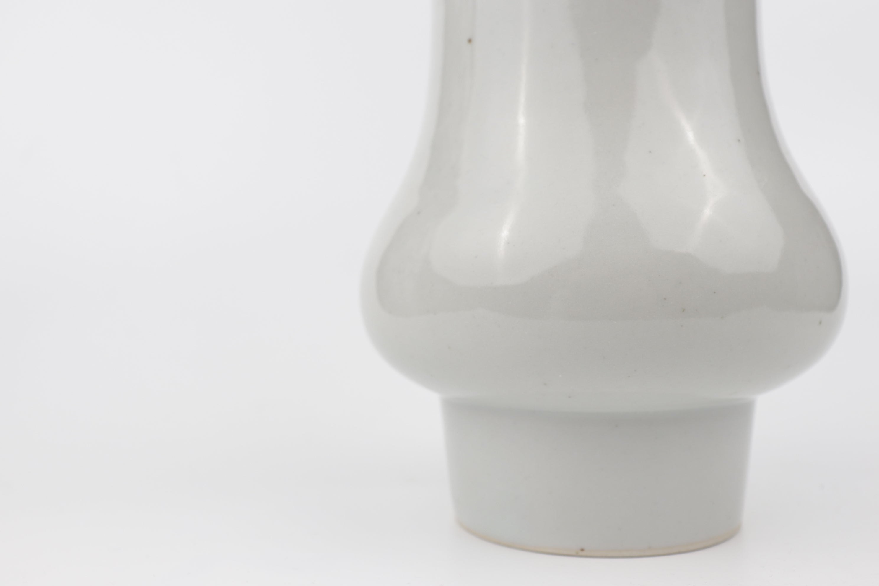 阿南維也 白磁花入 C