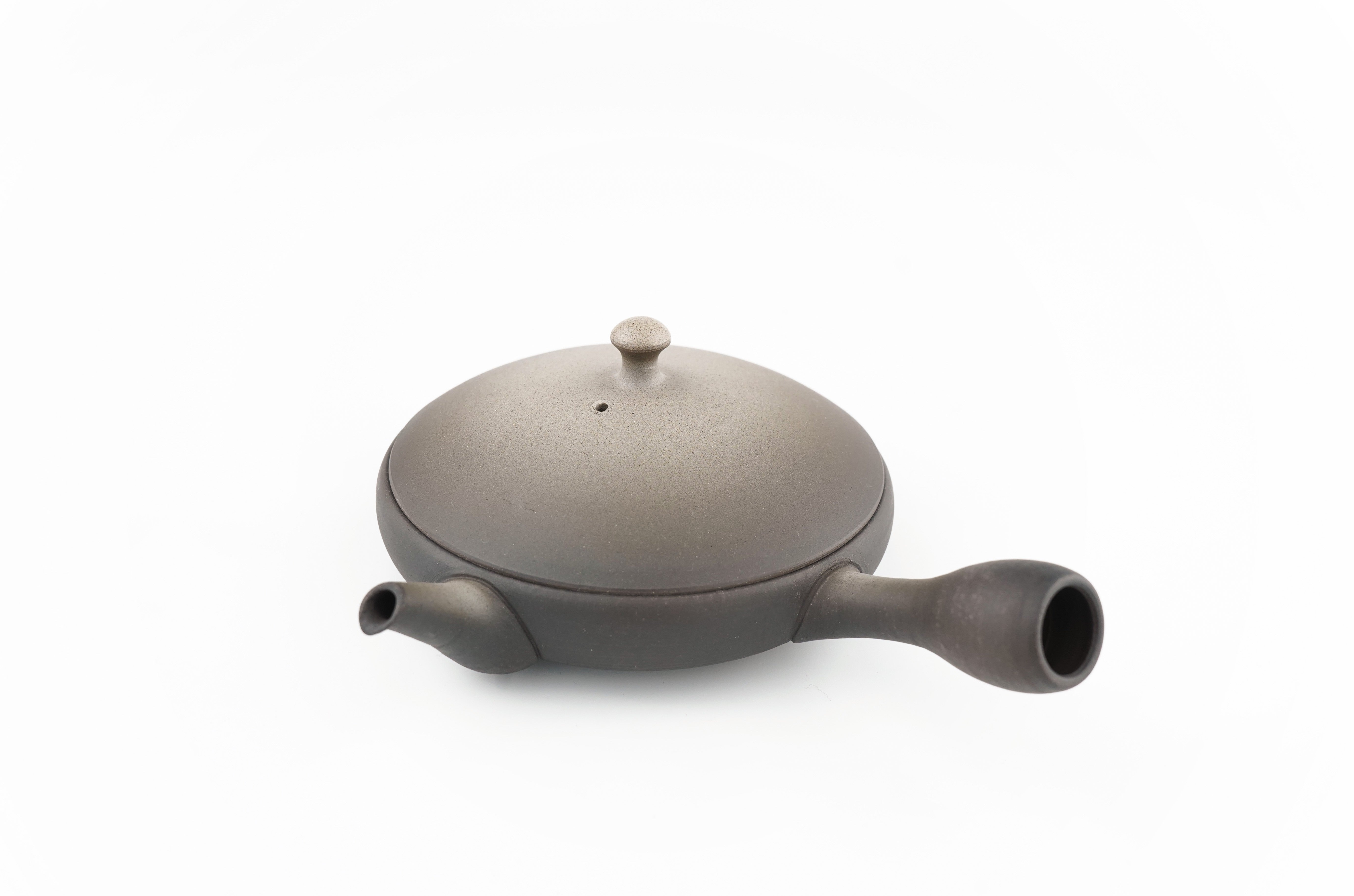 前川淳蔵作の常滑焼『白ぼかし極平急須』の質感。Textured surface of Tokoname flat Kyusu teapot by Junzo Maekawa.