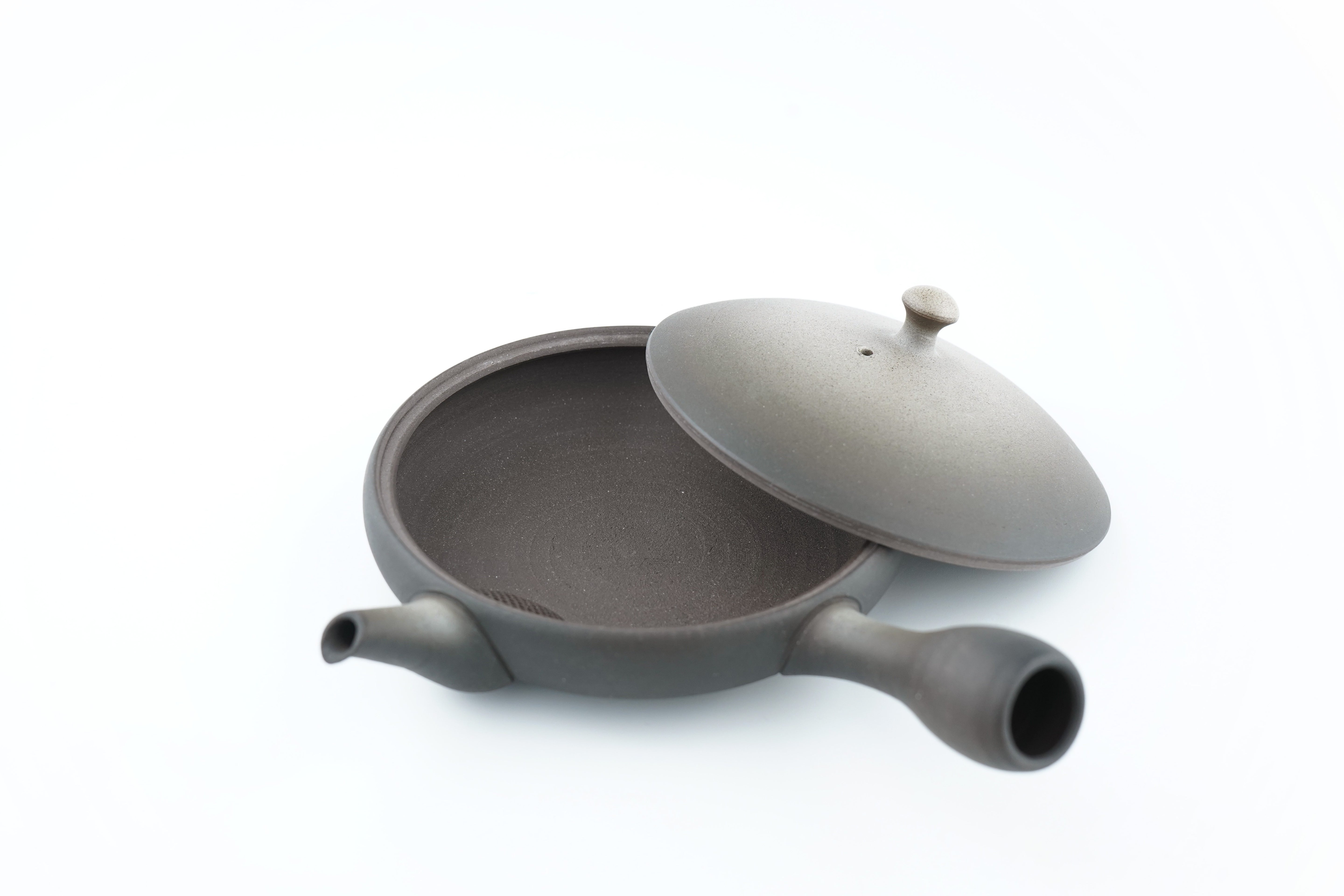 前川淳蔵作の常滑焼『白ぼかし極平急須』の質感。Textured surface of Tokoname flat Kyusu teapot by Junzo Maekawa.