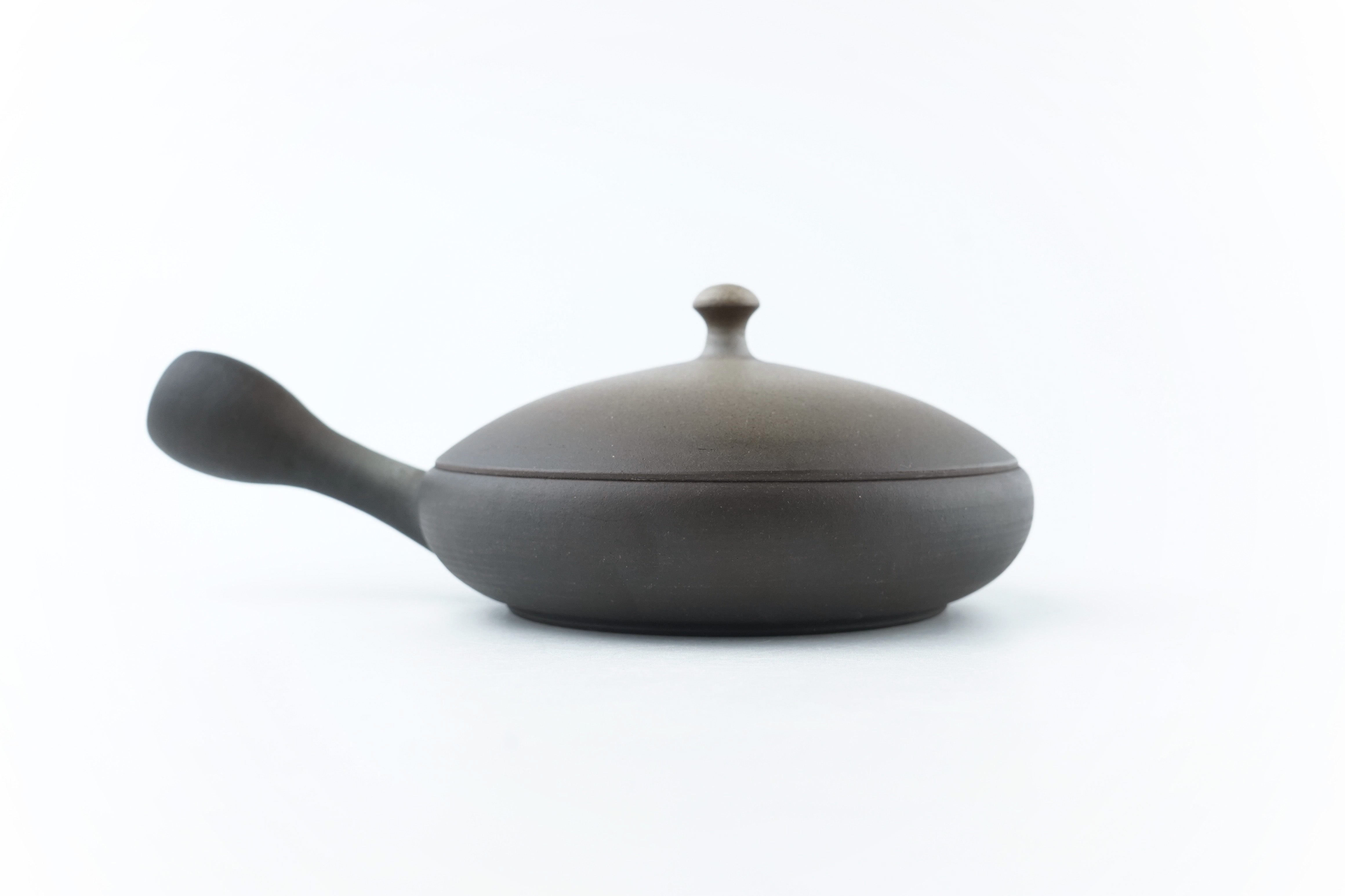 前川淳蔵作の常滑焼『白ぼかし極平急須』の質感。Textured surface of Tokoname flat Kyusu teapot by Junzo Maekawa.