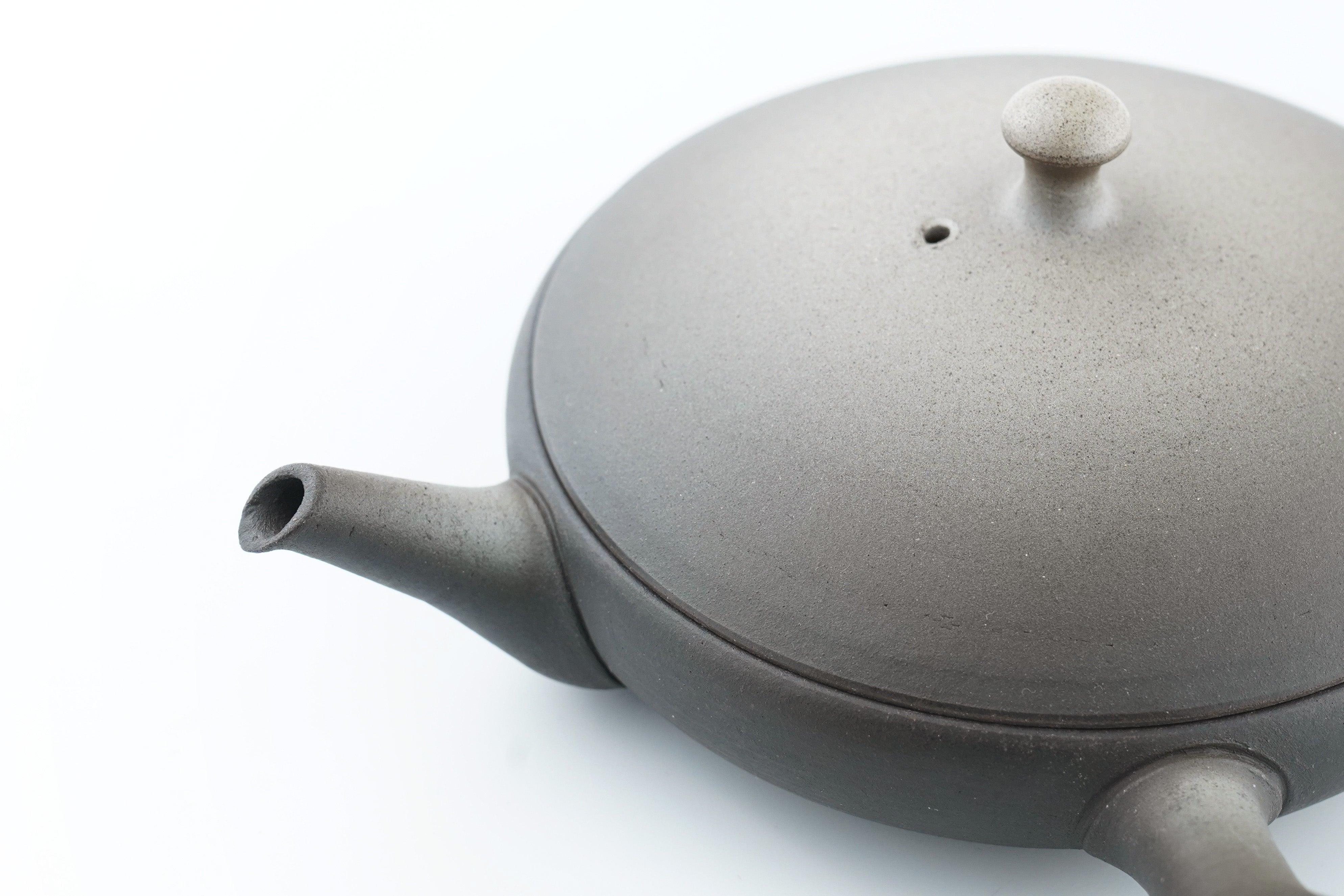 前川淳蔵の常滑焼『白ぼかし極平急須』の質感。Textured surface of Tokoname flat Kyusu teapot by Junzo Maekawa.