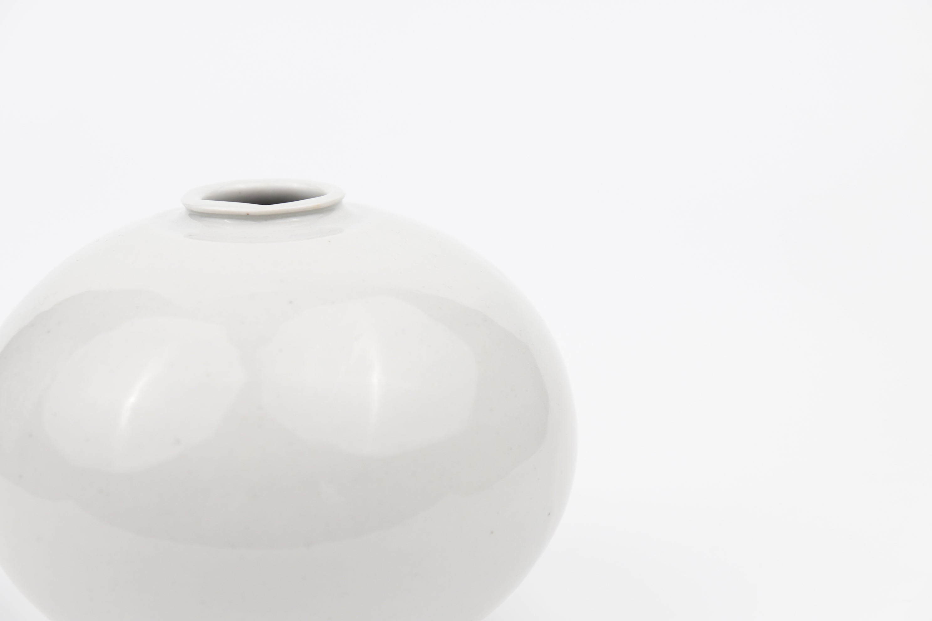 阿南維也 白磁花入 B