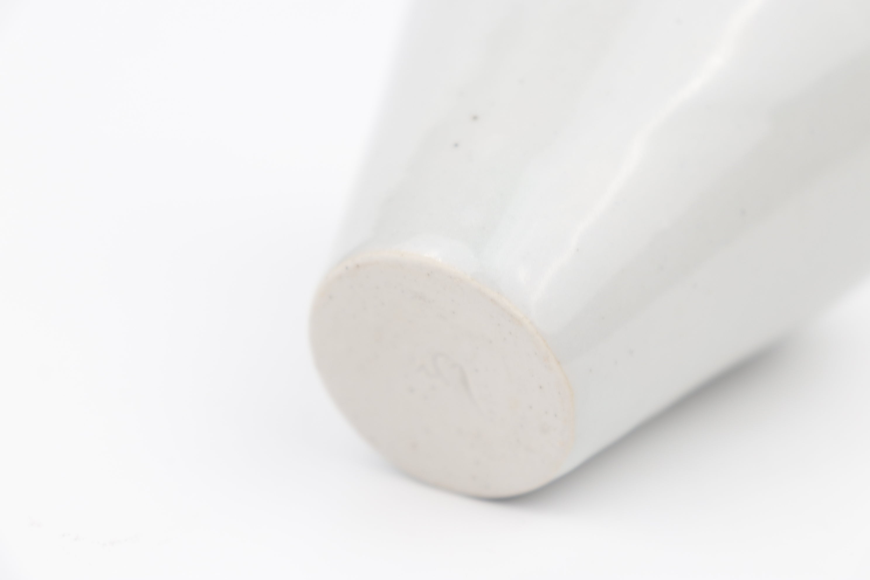 阿南維也 白磁花入(一輪挿し) C