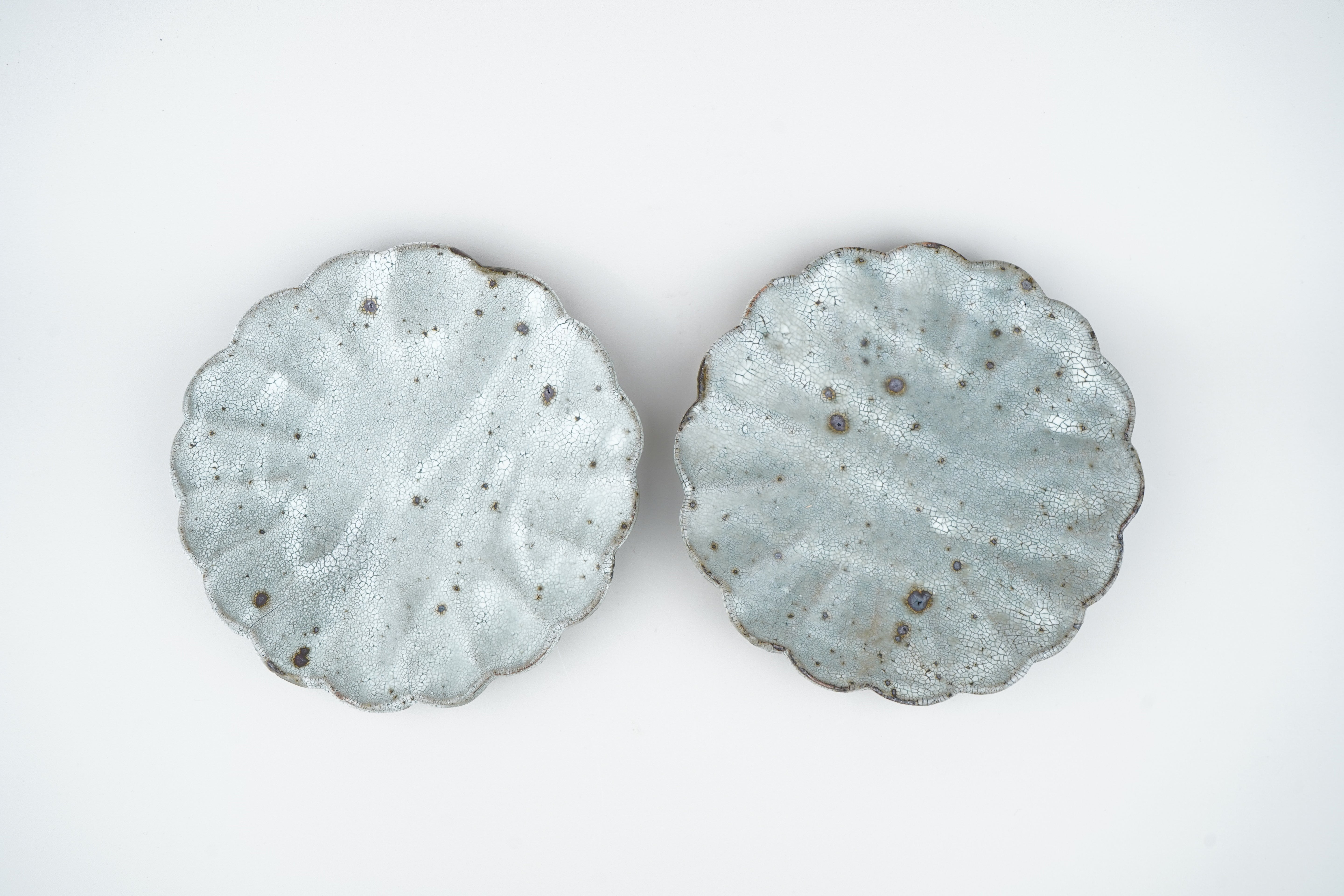 【加藤祥孝】5寸輪花皿 (グレー粉引き)