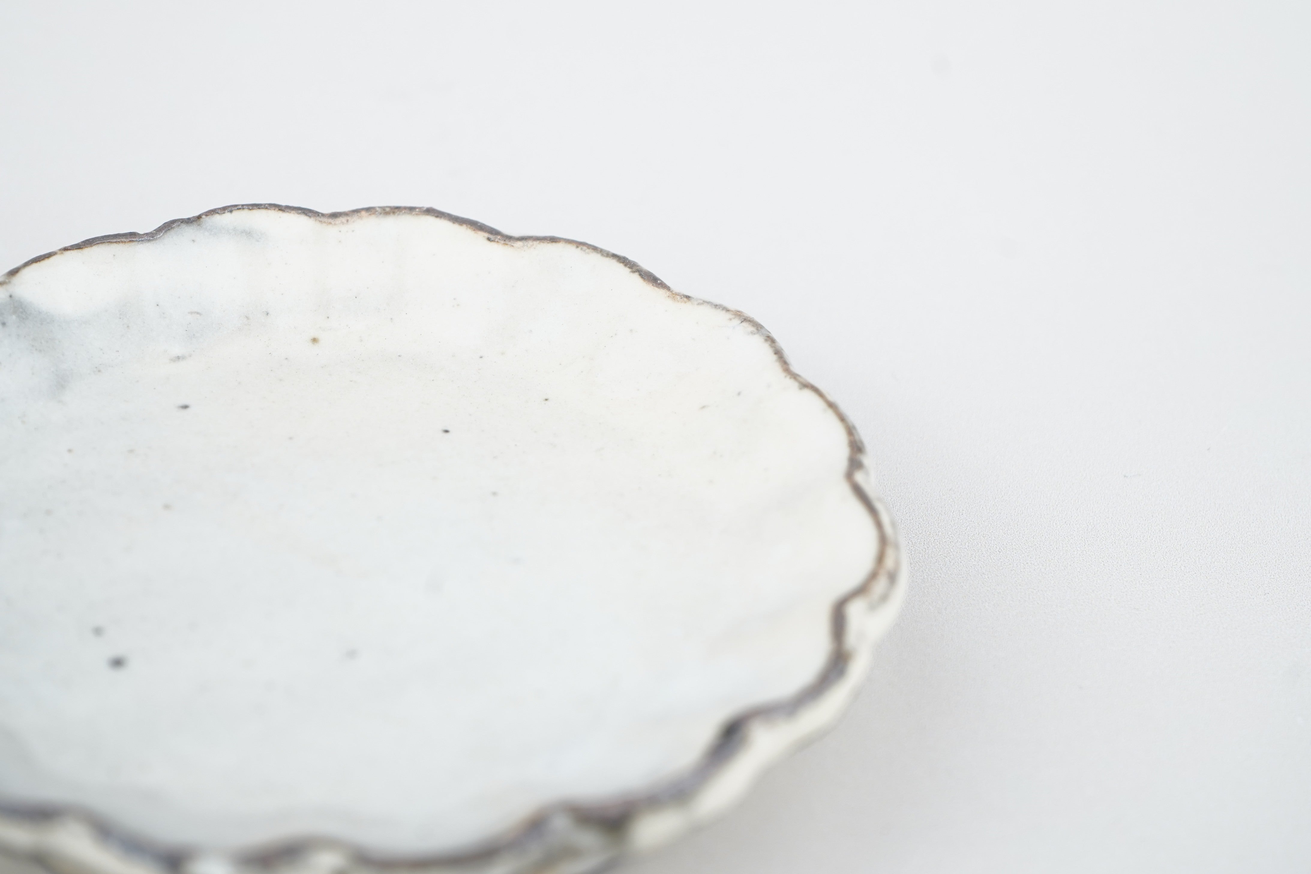 【加藤祥孝】輪花豆皿 (粉引き)