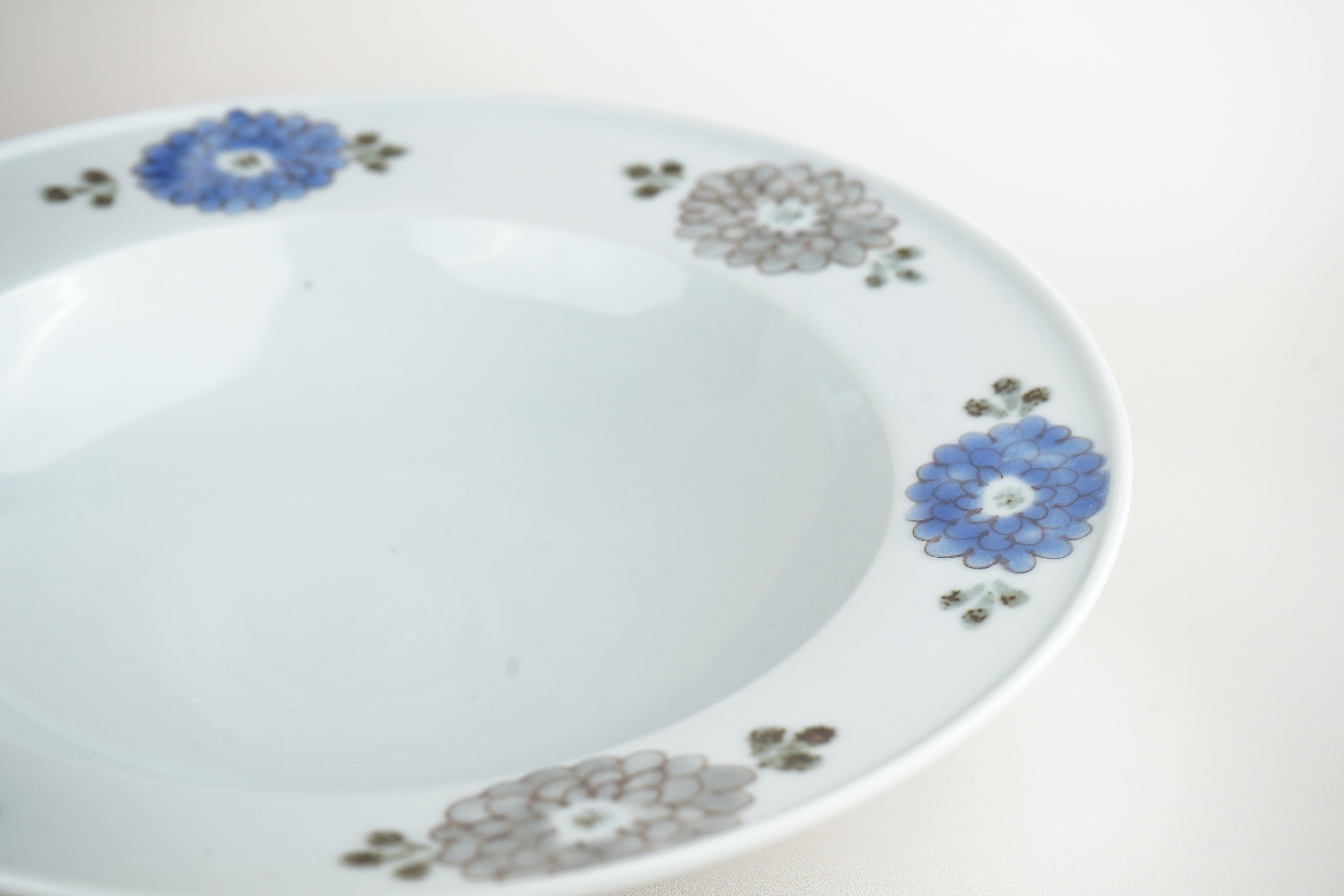 Iroe Rim Plate with Floral Motif (23.5cm) – Naoko Shimizu