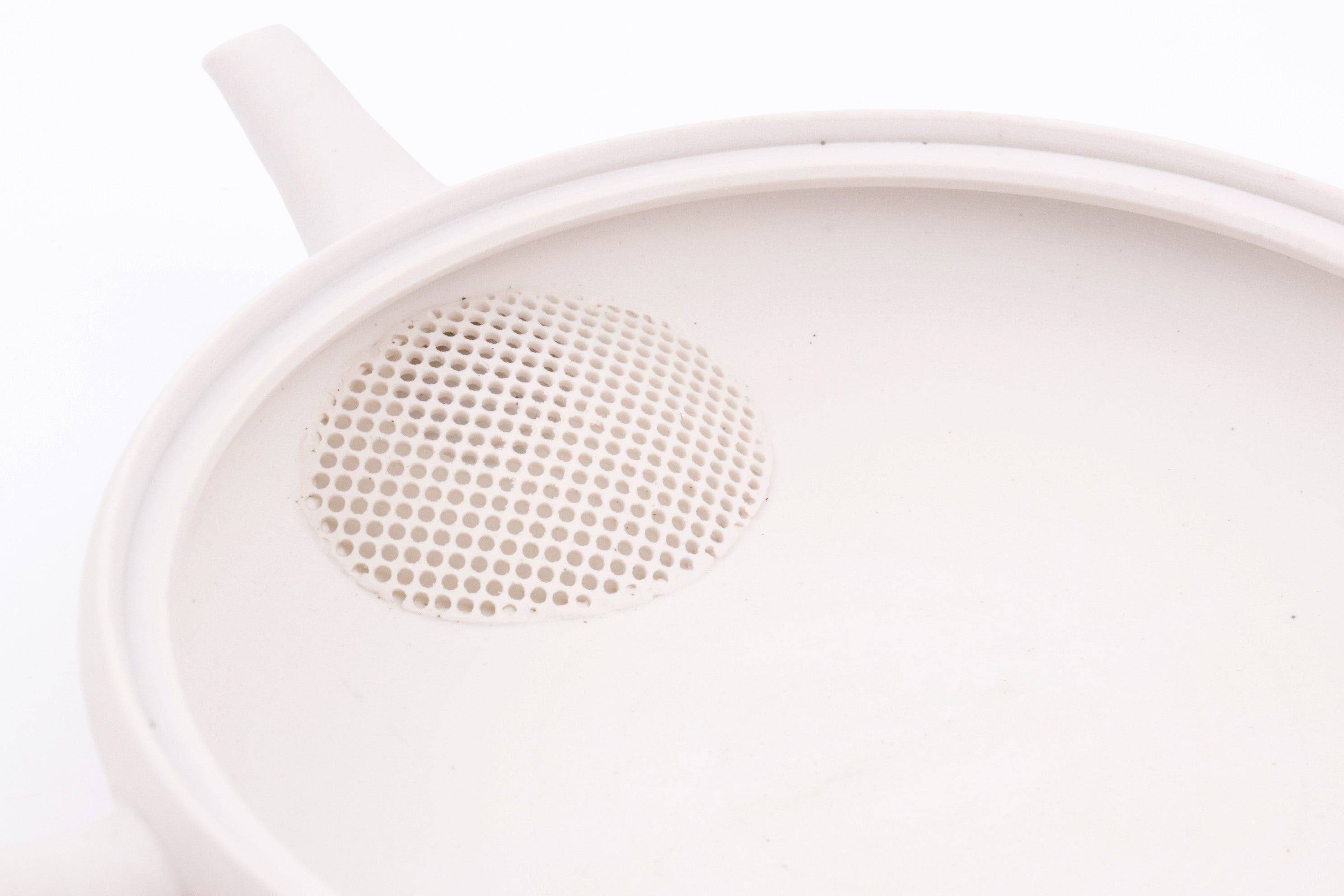 急須内部の精巧な陶製茶こし(ささめ)。Built-in ceramic strainer (Sasame) inside the handcrafted Tokoname teapot.