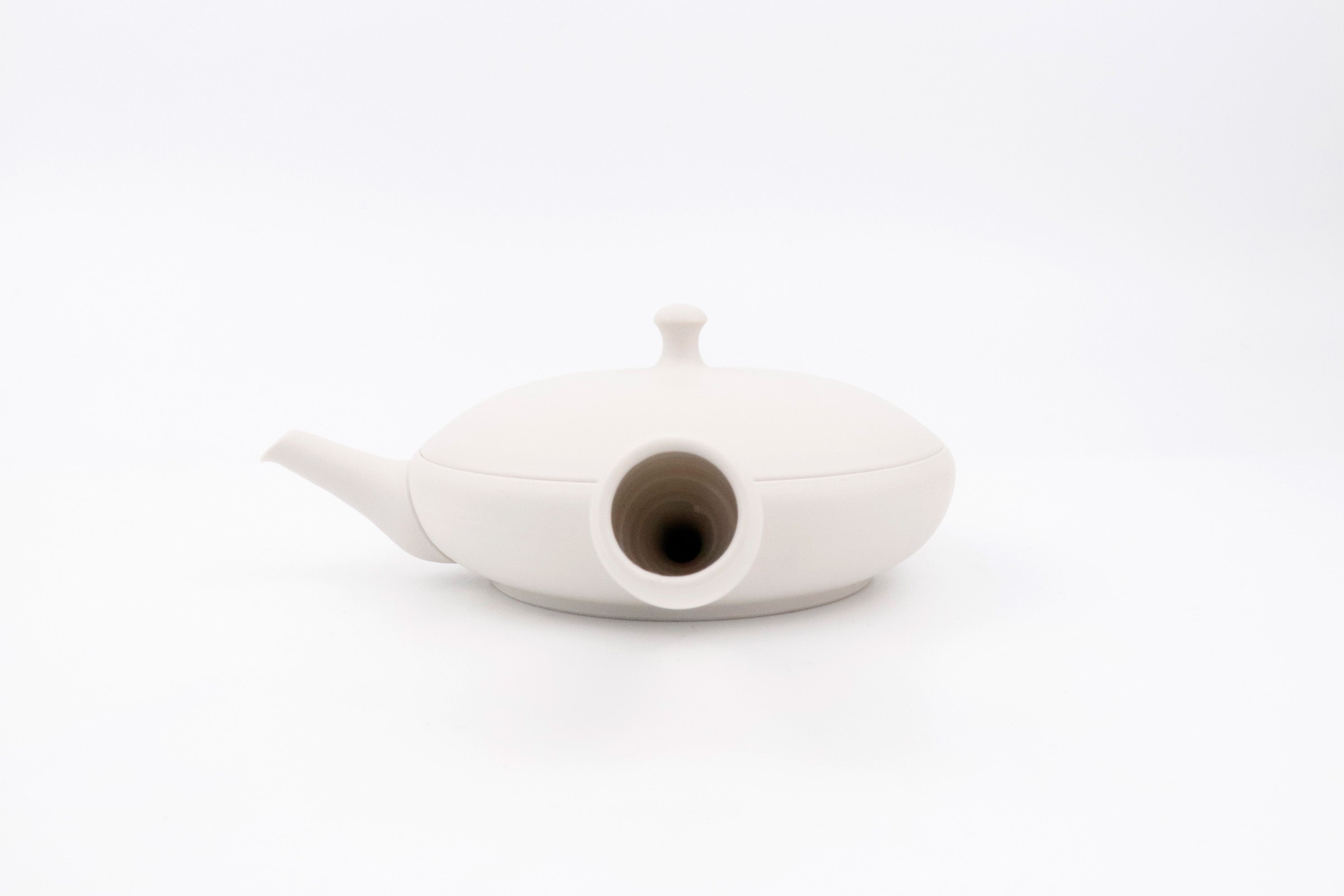 前川淳蔵の常滑焼『白ぼかし極平急須』の質感。Textured surface of Tokoname flat Kyusu teapot by Junzo Maekawa.