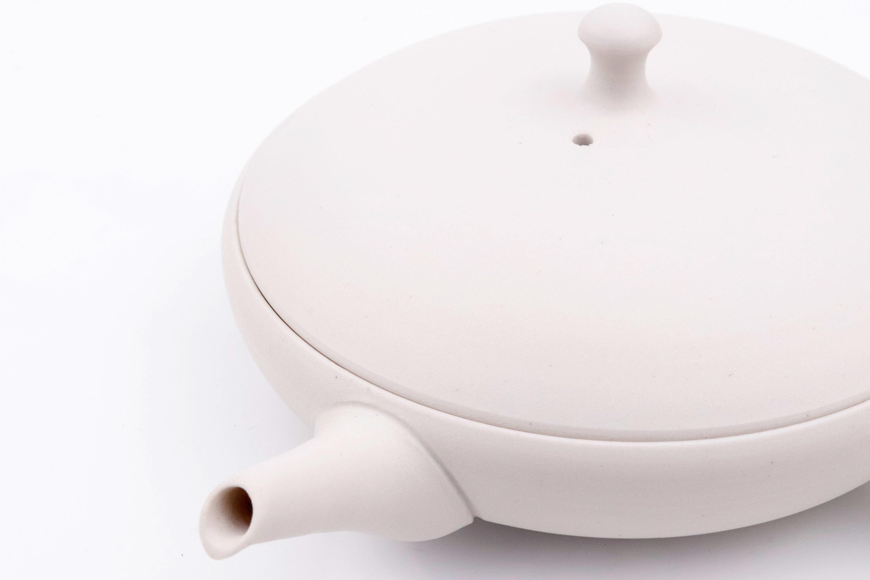 前川淳蔵の常滑焼『白ぼかし極平急須』の質感。Textured surface of Tokoname flat Kyusu teapot by Junzo Maekawa.