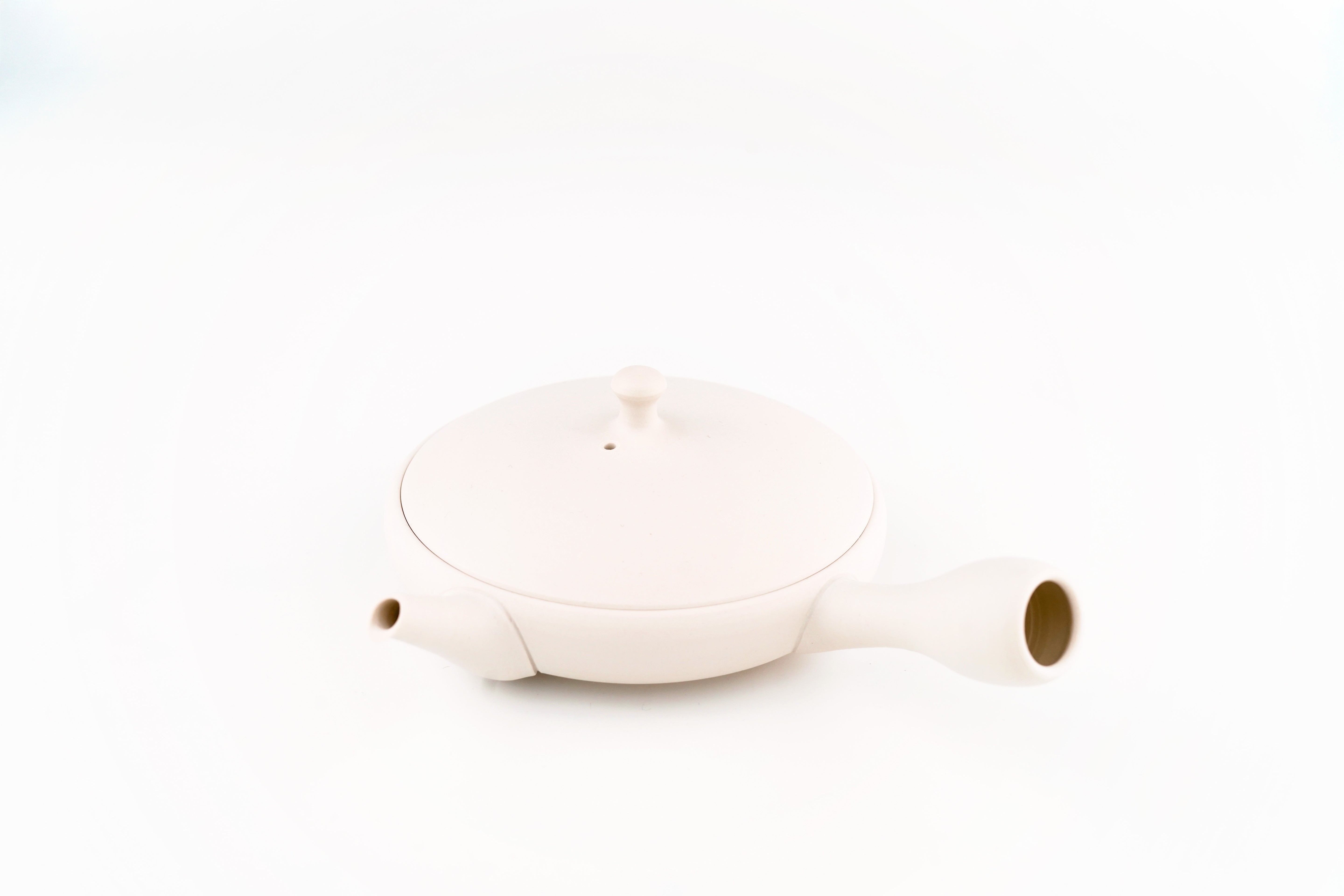 前川淳蔵の常滑焼『白ぼかし極平急須』の質感。Textured surface of Tokoname flat Kyusu teapot by Junzo Maekawa.