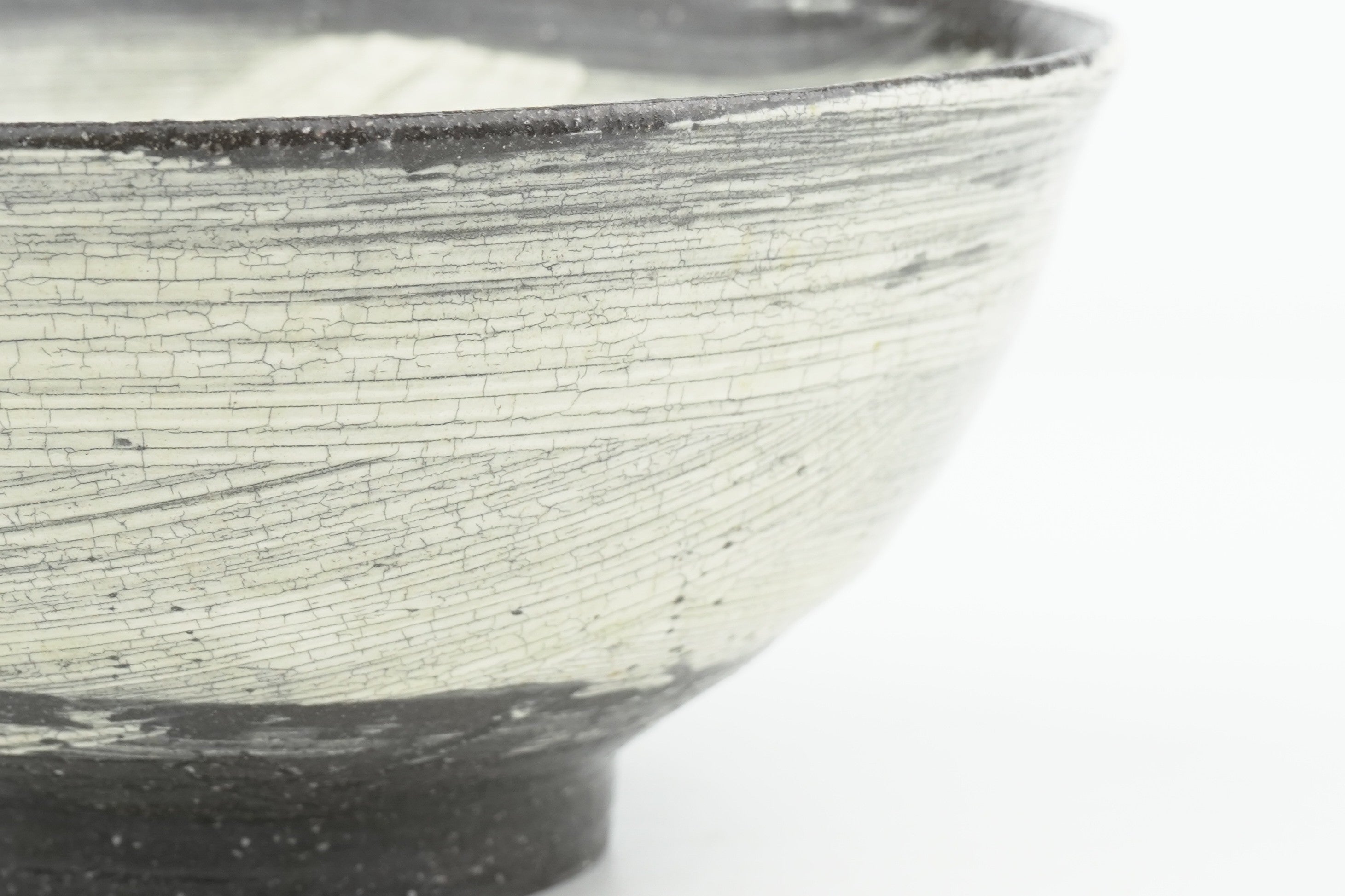 【尾形アツシ】飯碗 (黒地刷毛目)