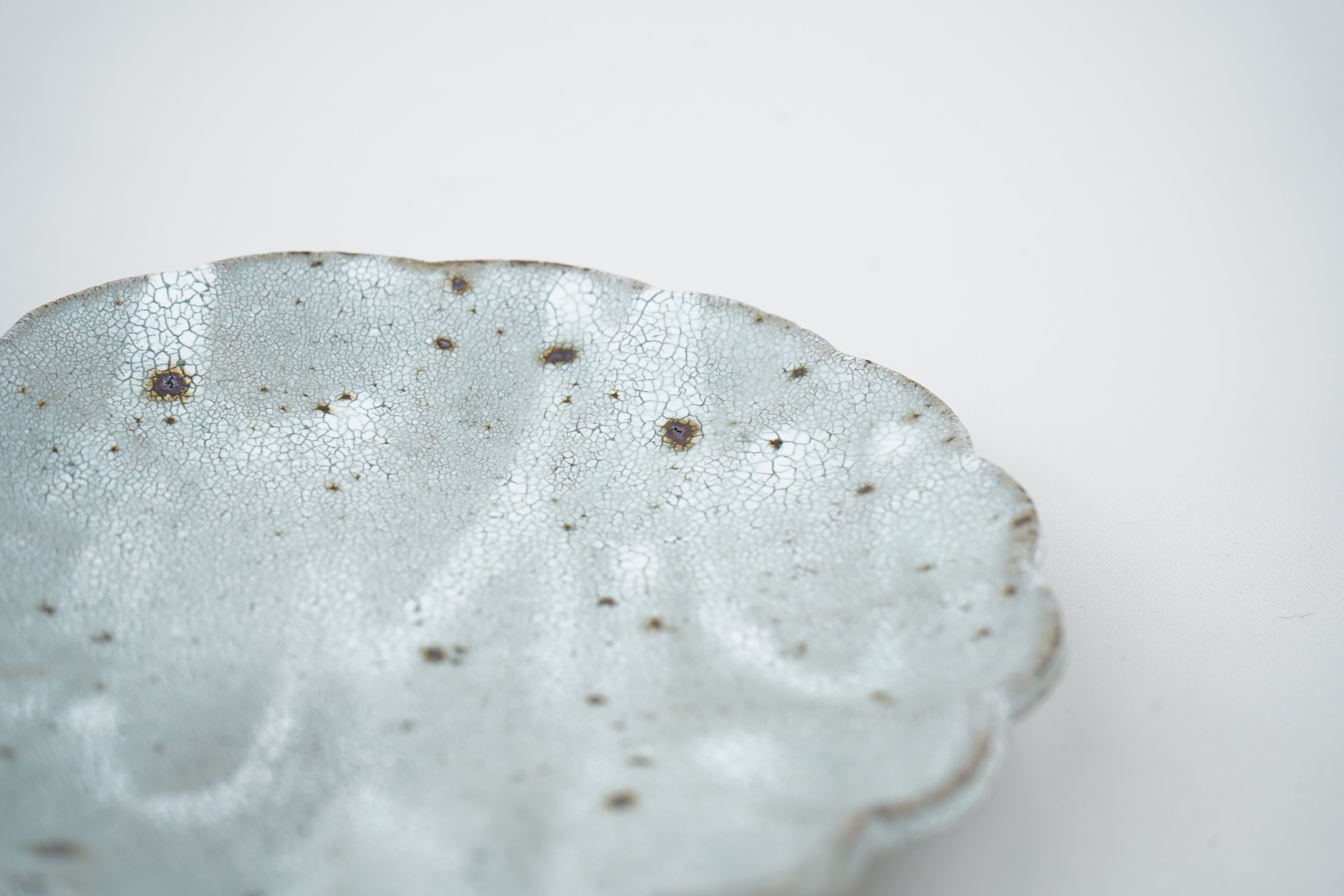 【加藤祥孝】5寸輪花皿 (グレー粉引き)